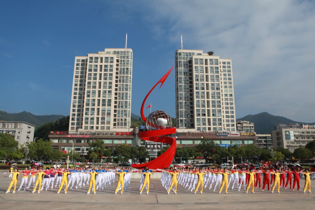 超壮观今天新广场上聚集了数千市民