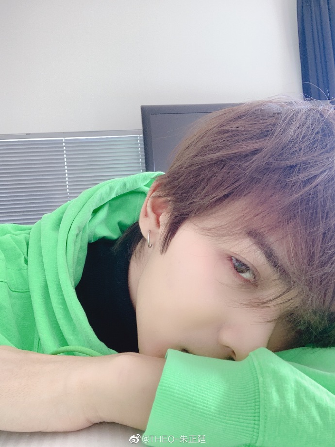 朱正廷倒时差延迟营业素颜自拍的清新可人儿