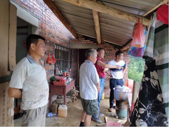 随后,邓俊伟走访高陂村油茶连片种植基地,以座谈会的