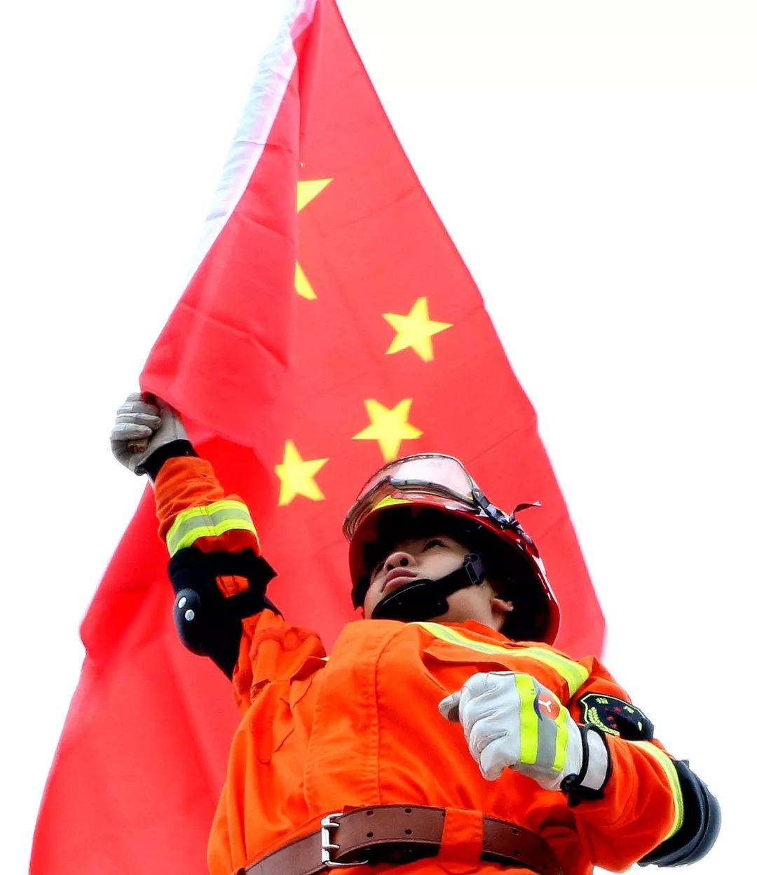 五星红旗有14亿护旗手#达州消防报到!_国旗