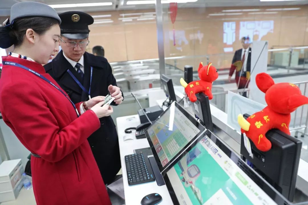 制服你在地铁里看厦门最美海景可他们眼里只有你