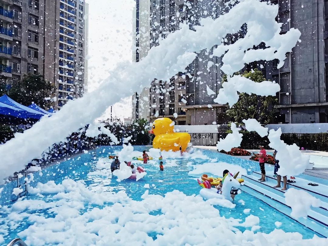 (上图为泳池活动实景图,实际以最终交付为准)(上图为社区园林示意图