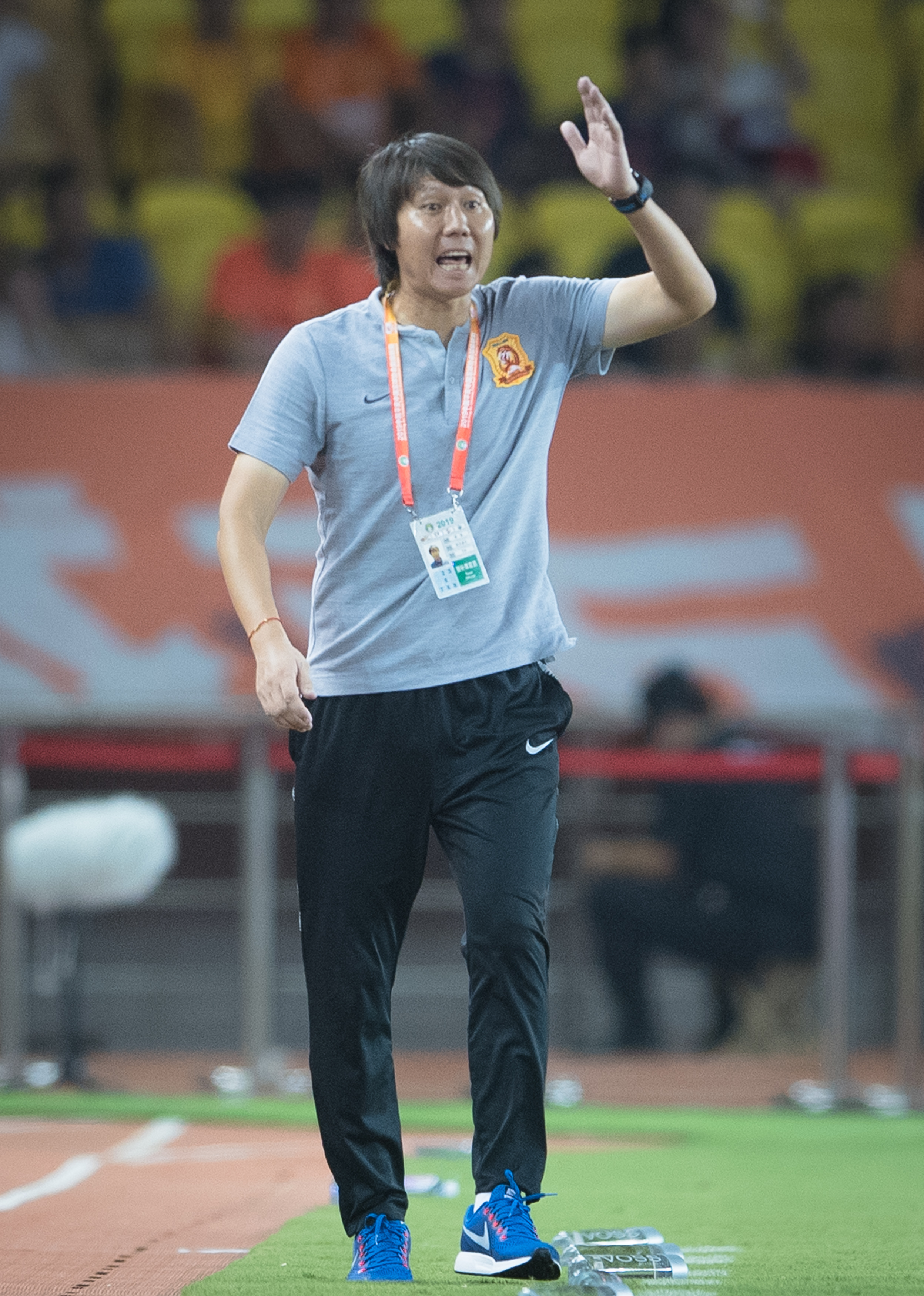 武汉卓尔队主教练李铁在场边指挥(资料照片)