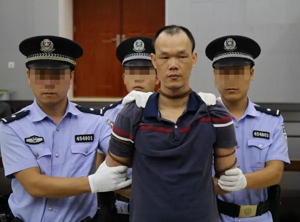 最高人民法院下达的执行死刑命令,依法对故意杀人犯覃庆坤押赴刑场