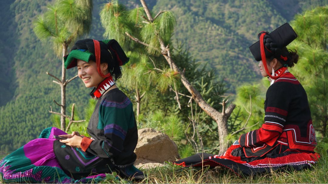 凉山里皮肤黝黑的彝家人,大眼睛守望着一座山