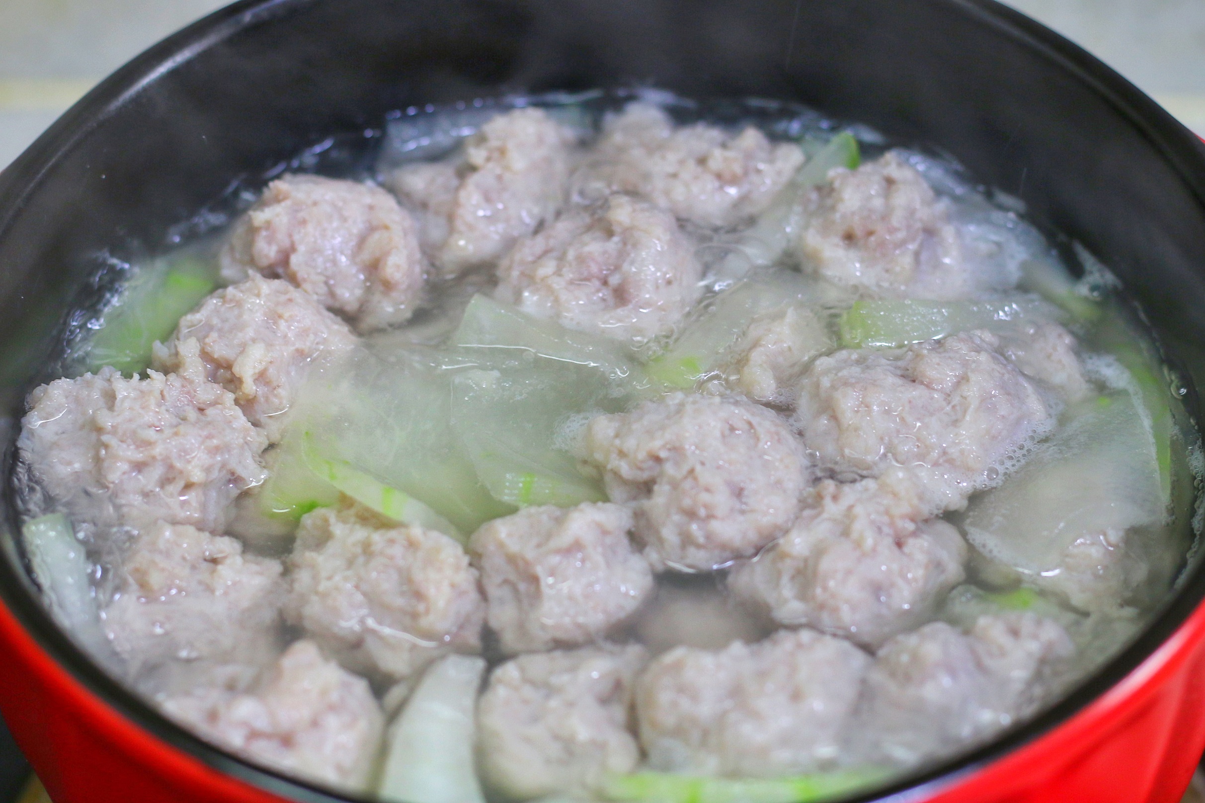 夏天为妈妈做一道冬瓜肉丸汤解暑又营养妈妈夸我做的真好