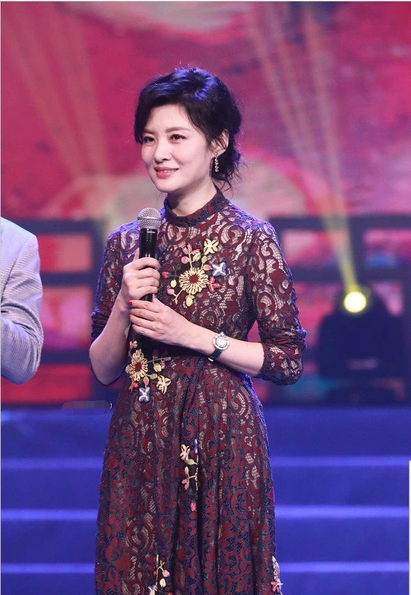 周涛连续16年上春晚不是没道理,她这优雅气质的穿搭确实很吸引人