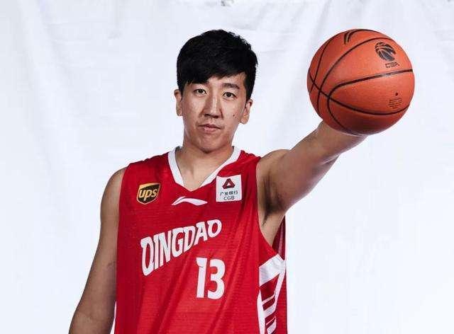 2.12米神塔原本被看好能当韩德君帮手 如今被马布里抢走_宗赞