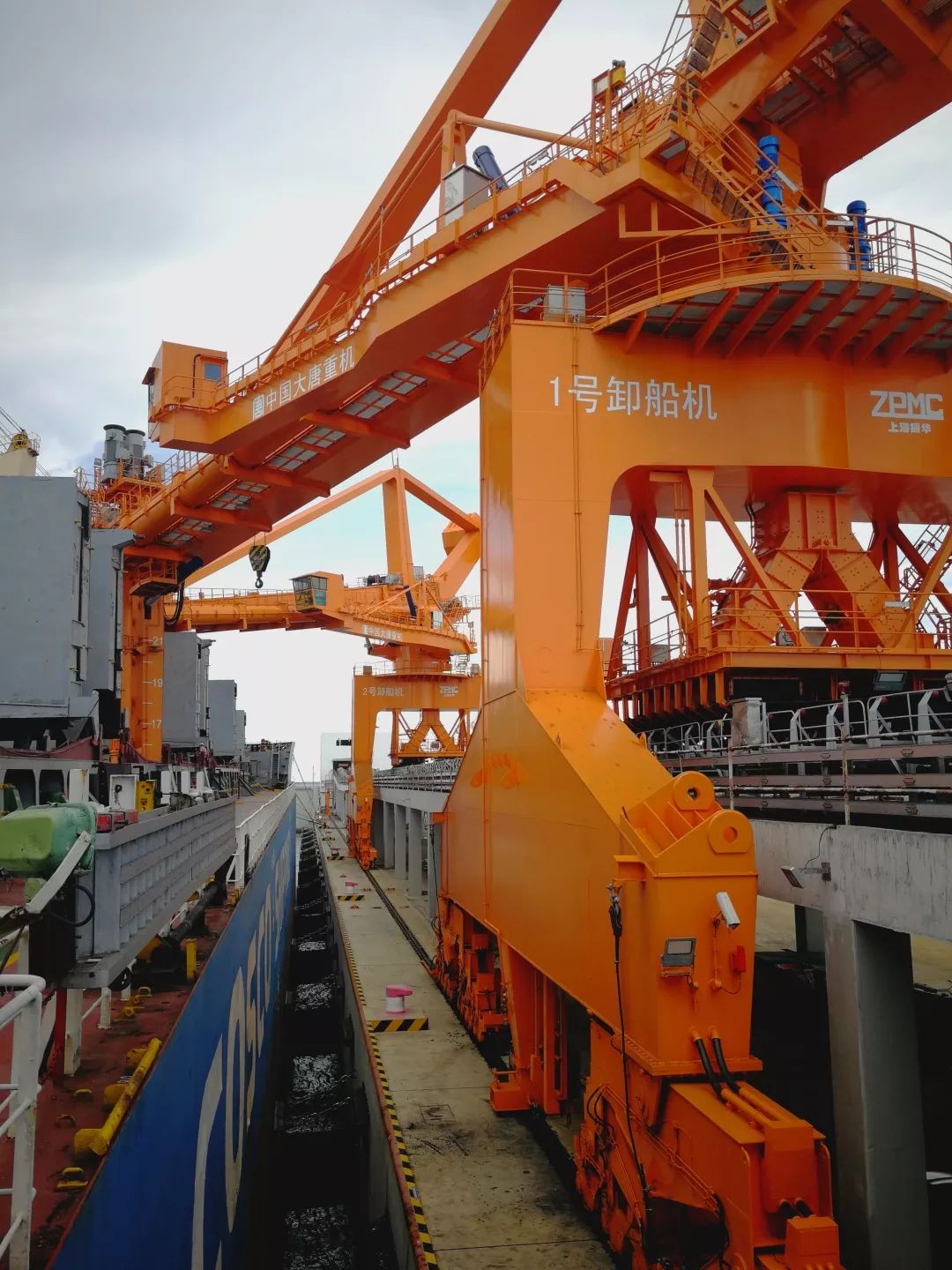 国内首创大吨位高效环保型螺旋卸船机研发成功