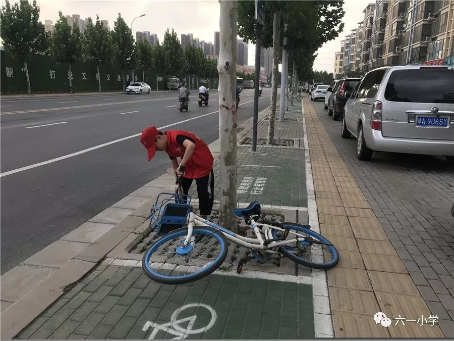 紅領巾助力城市管理 攜手共建美麗鄭州 --六一小學開展志願服務活動