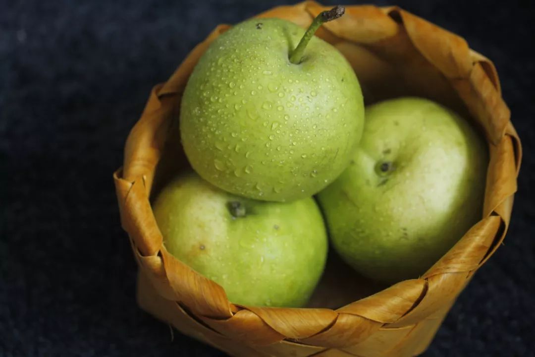 安徽砀山"皇冠梨",百年老梨园,2代人养护,这颗梨很甜!