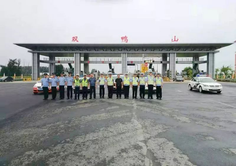 双鸭山收费站正式开通高速交警全力疏导管控