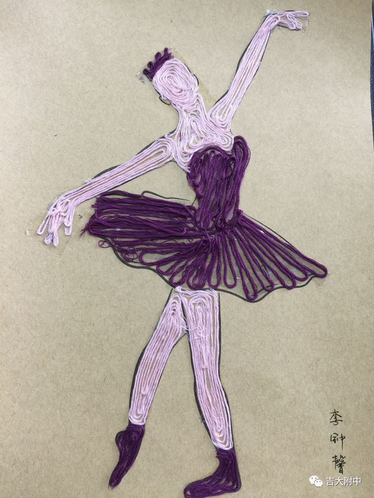 步骤:在比较厚的黑色或者白色卡纸上画出线描图,用双面胶沿着图案方向