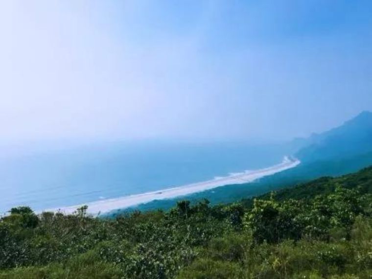 岛上有大南湾,藏宝湾(宝石滩),笼统湾等八个海湾涧,构成一幅海天佛国