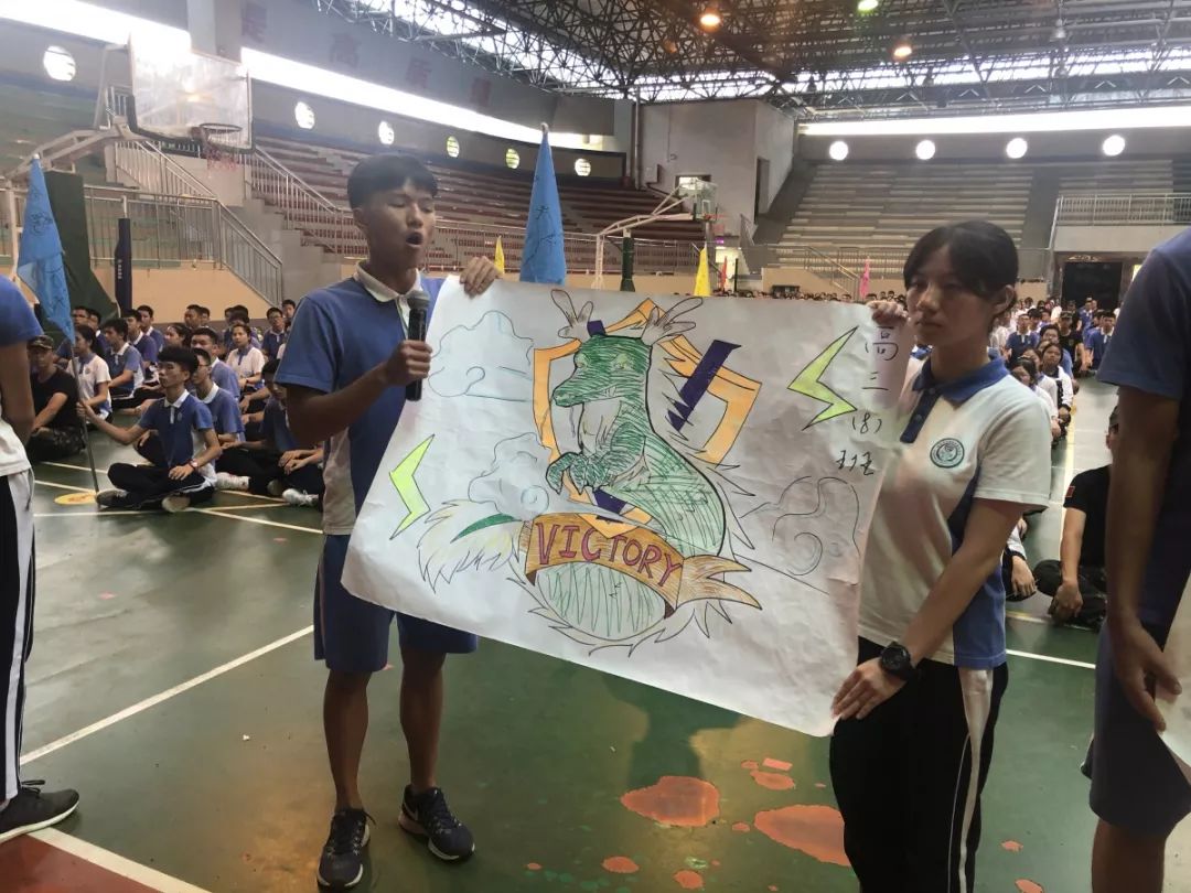 两天时间里,经过同学们的精心构思和创作,展示出的班徽不仅赏心悦目