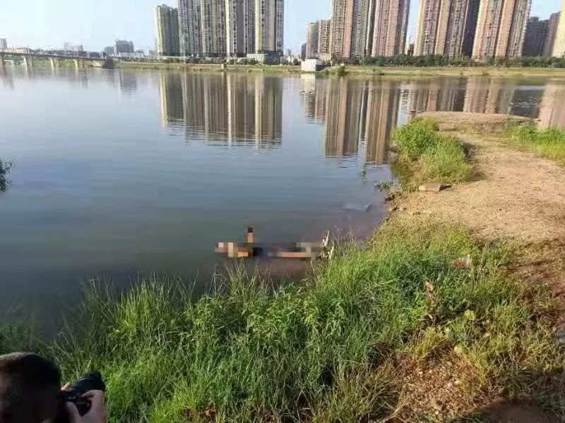 湘江15天浮尸男尸图片