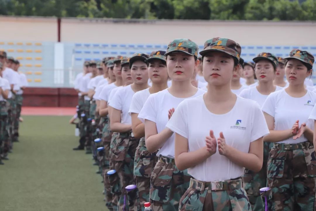 四川民族学院军训服装图片