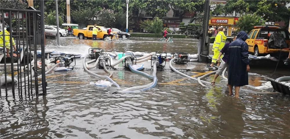 城市排水防涝抢险点赞乐山住建局党员干部