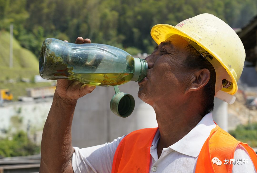 暴晒爆帅这组汗颜照是龙南人最该刷屏的脸