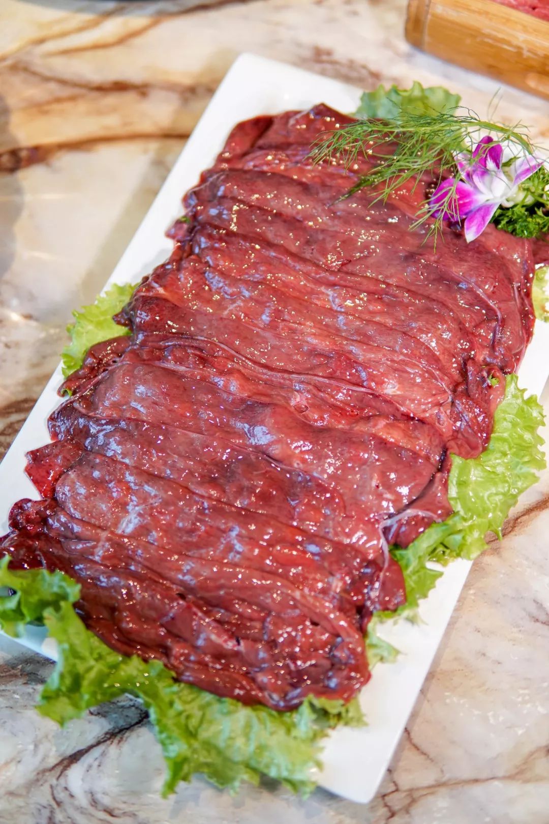 新鲜又豪爽的大刀牛肝没吃过的你一定要来试试肝片的口感上仍然保持嫩