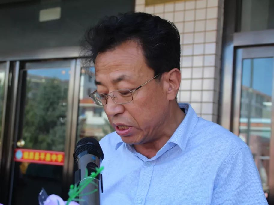 镇原平泉中学举行捐资助学仪式清华录取生王少儒及父母戴红花