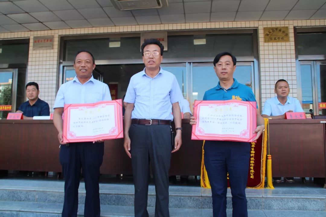 镇原平泉中学举行捐资助学仪式:清华录取生王少儒及父母戴红花