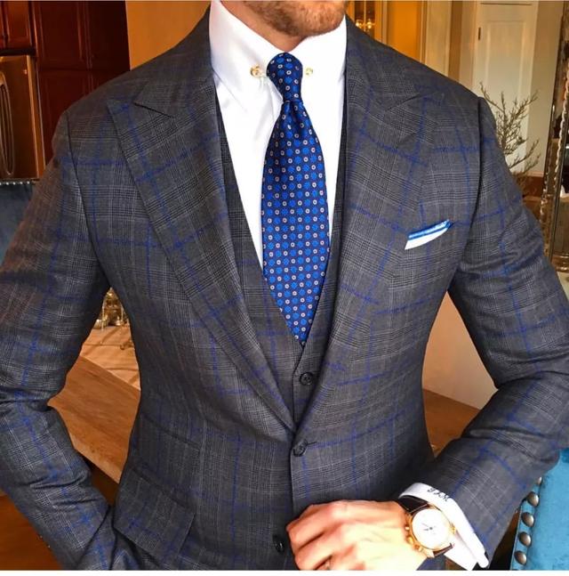 领针藏在绅士脖子上的斩女神器