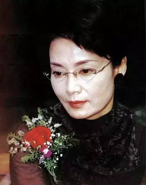 她是最美影后,離婚後30年依舊單身一人,如今皈依佛門…_潘虹