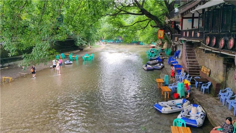 偏岩古镇最大的特色是玩水妥妥的复古你还可以在这里拍下你们的合照