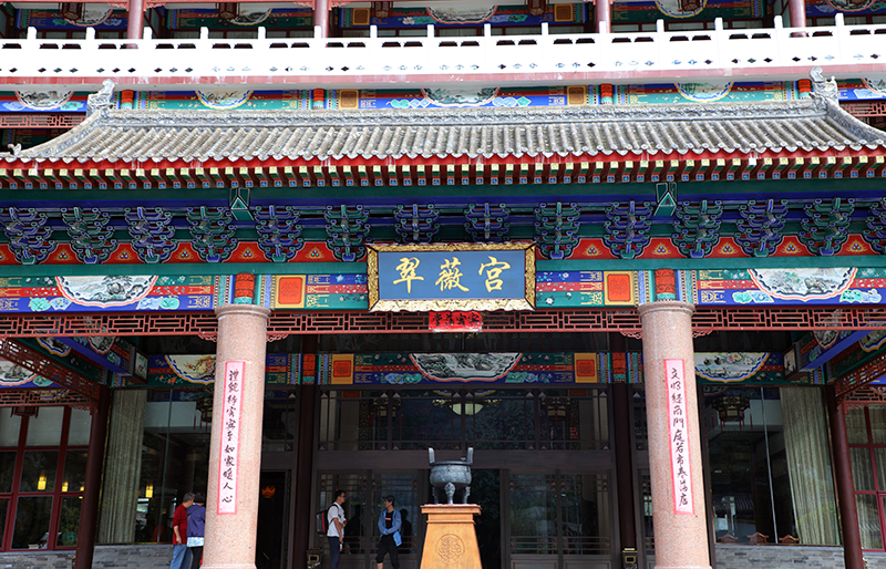 旅游景区"仿古牌坊进入,直行6公里即到终南山秦楚古道和翠薇宫宾馆