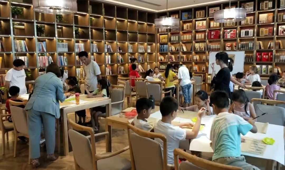 建业公园里七彩假期翼起成长丨四点半学堂最暖的陪伴最好的成长