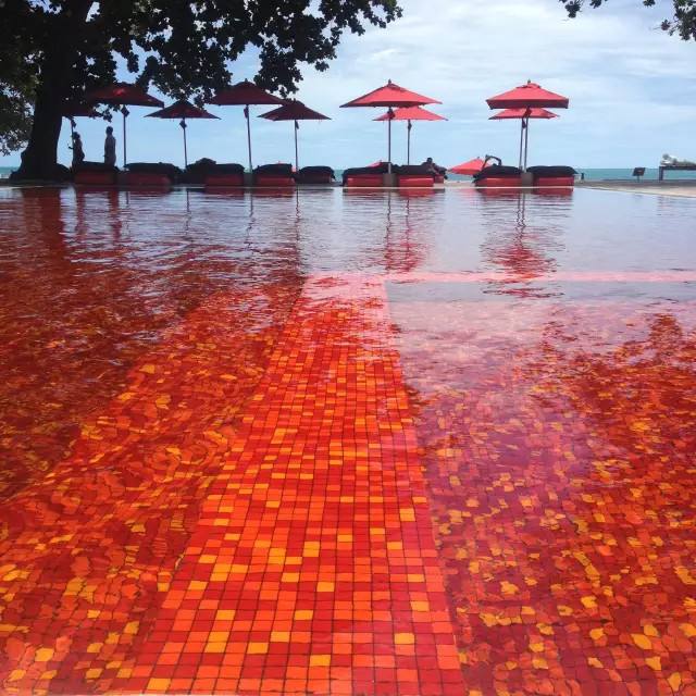 世界上最惊悚的三个游泳池血淋淋的模样美女都不敢下水