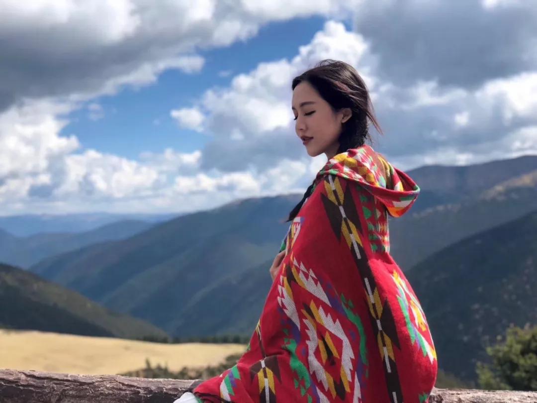 青海多个景区游客坐路中拍照交警喊话拍照千万种安全第一条