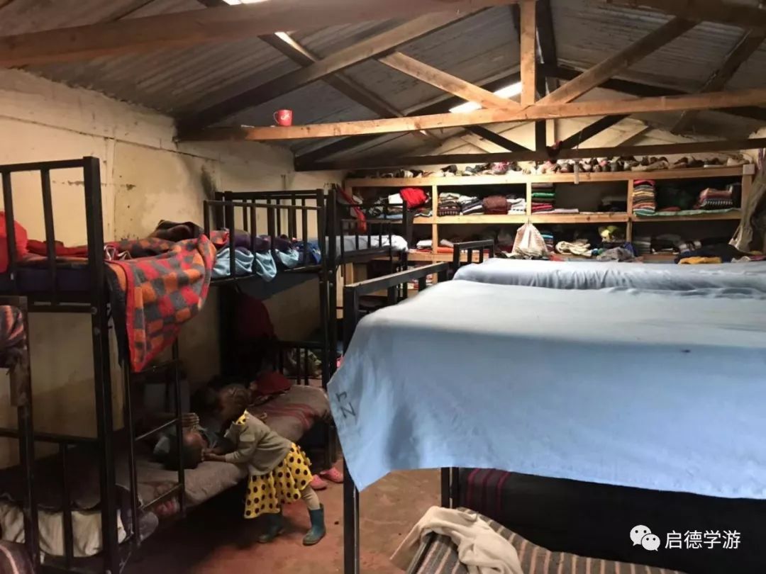 今天在去到孤儿院的时候,其实大家已经做好被同学们一拥而上的准备