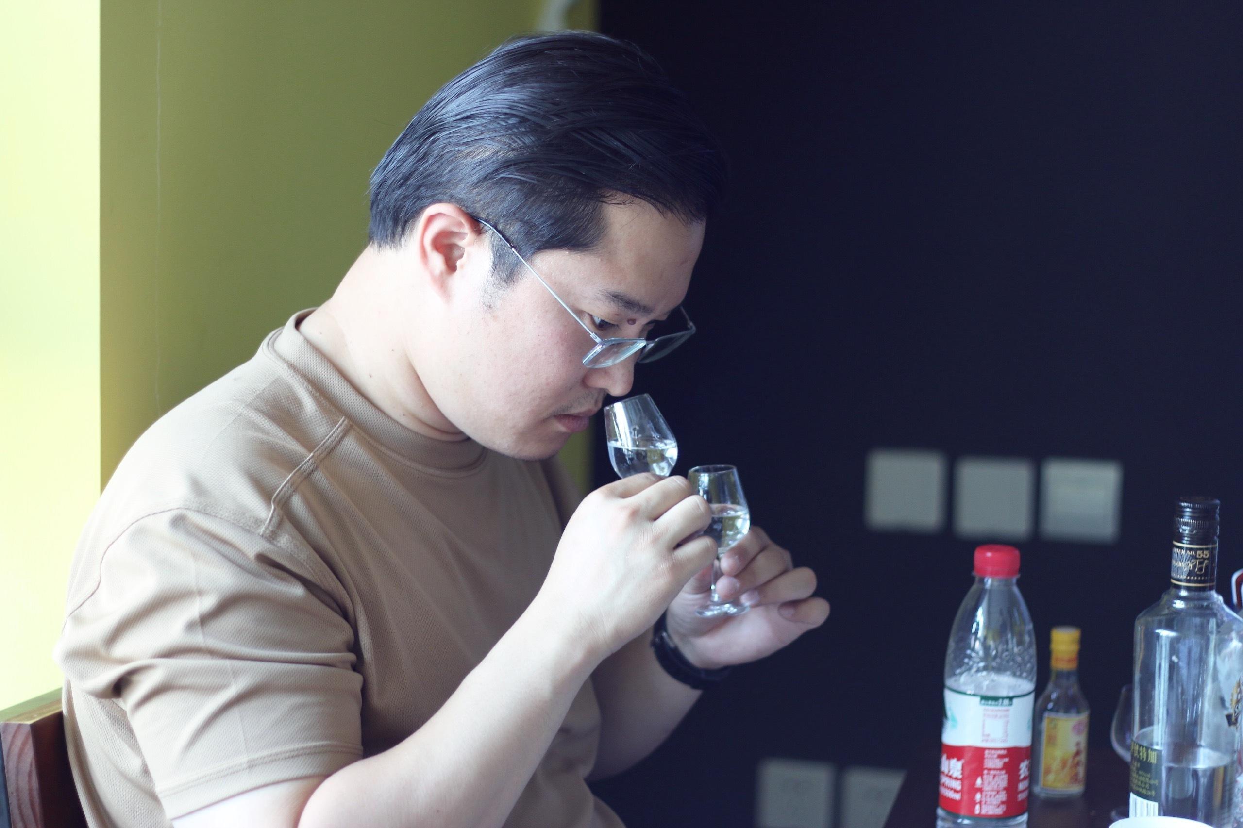 怎么鉴别白酒好坏不用品尝一招教你判断假酒