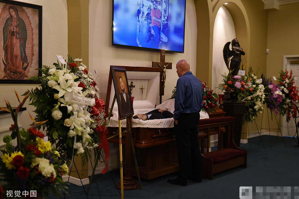 美国得州枪击案遇难者葬礼现场 亲友拥抱哭泣