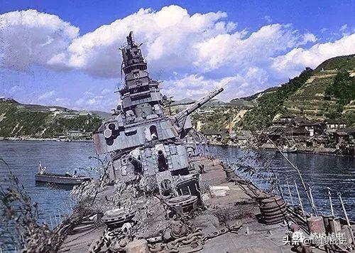 1945年8月遭美军空袭后坐沉港内的"青叶"号重巡洋舰.