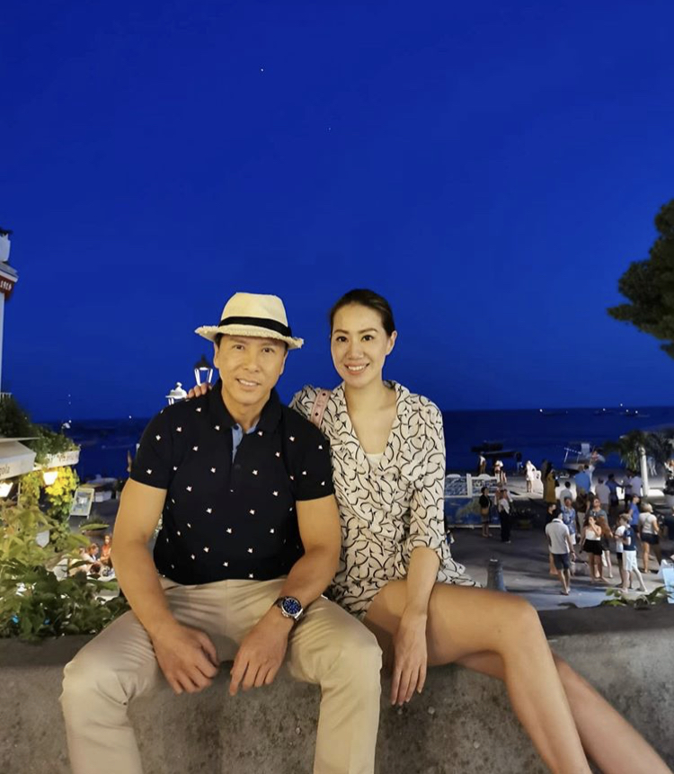 原创汪诗诗晒一家四口同框照,15岁爱女甄济如身高已赶超爸爸甄子丹