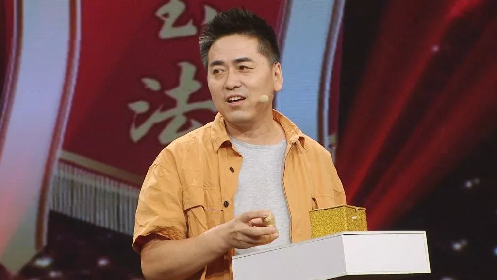 导演老孙拿着一块生姜,就开始忽悠主持人刘婧,说生姜能够治疗肿瘤!