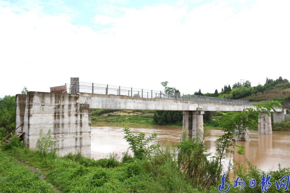 达川区亭子镇高家河边有一座断头桥,为过河,村民用木板拼接成引桥
