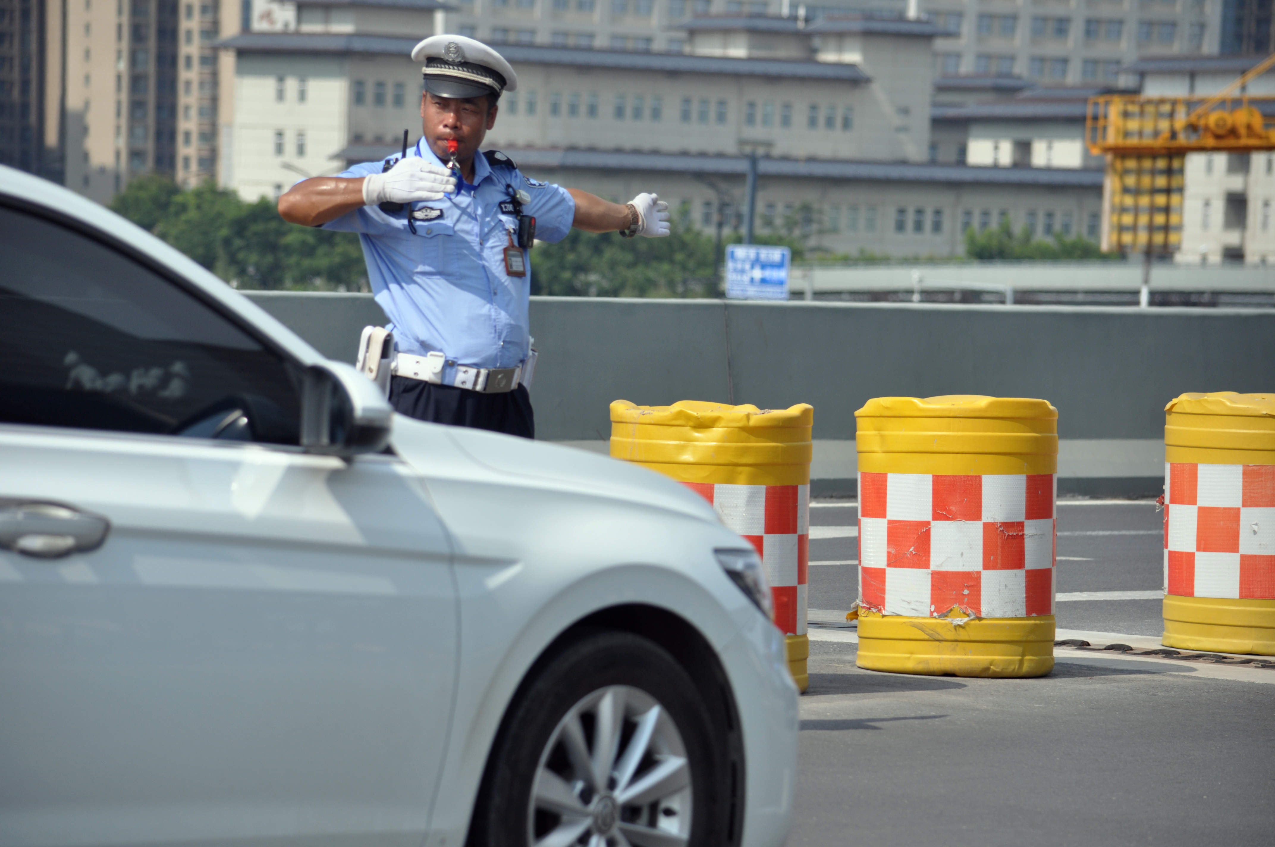 「火伞高张 」 交警:黑到发"亮"晒到发"光"