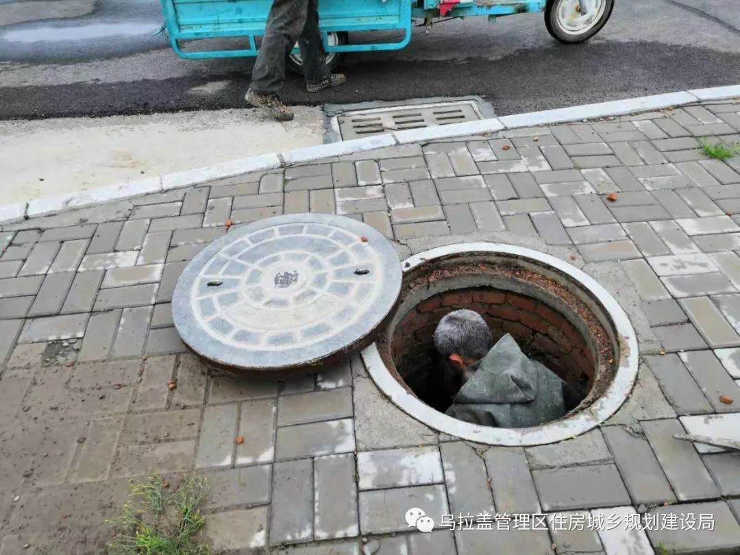 环卫局开展污水检查井及雨水篦子清掏作业