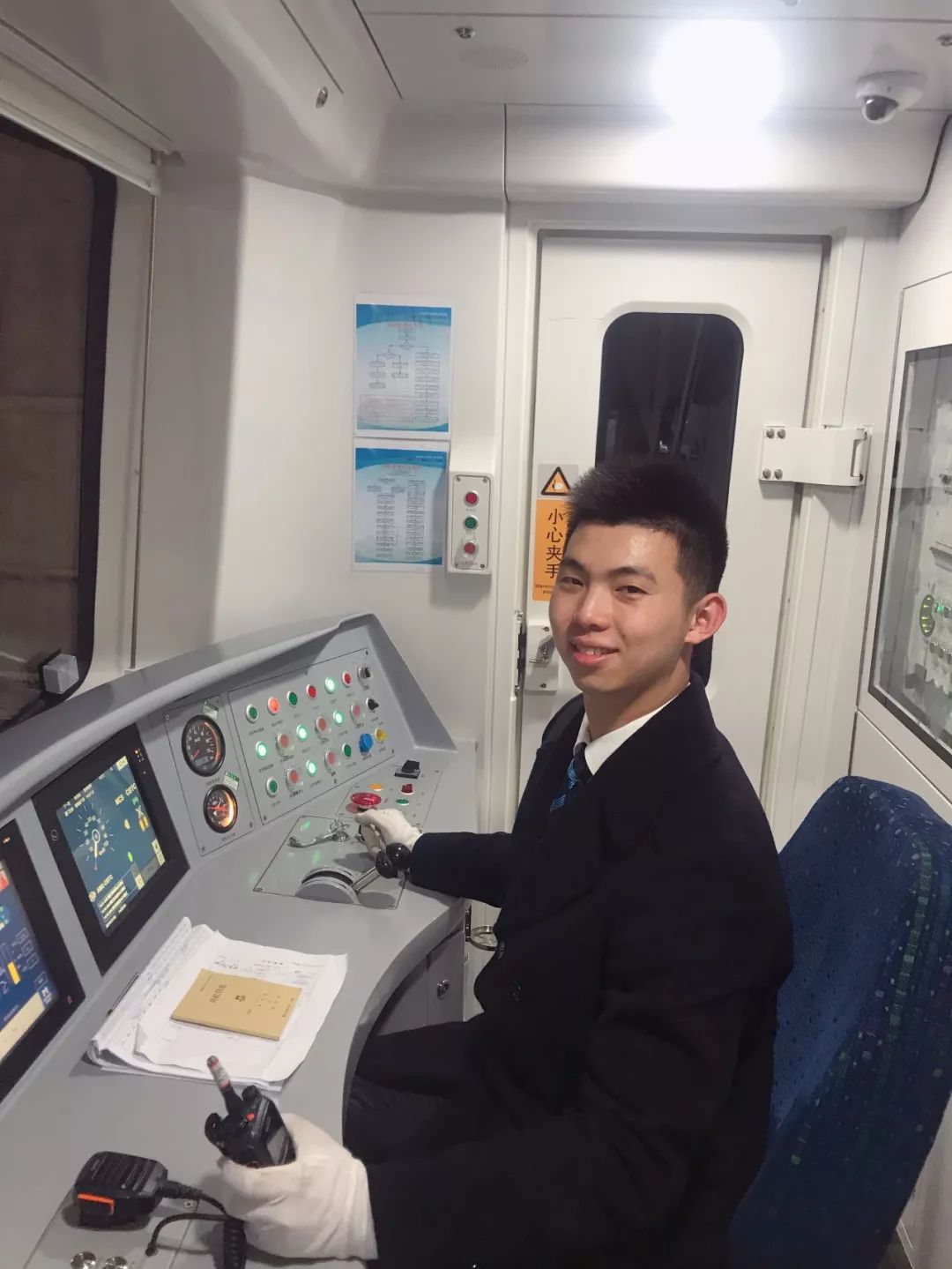 制服你在地铁里看厦门最美海景可他们眼里只有你