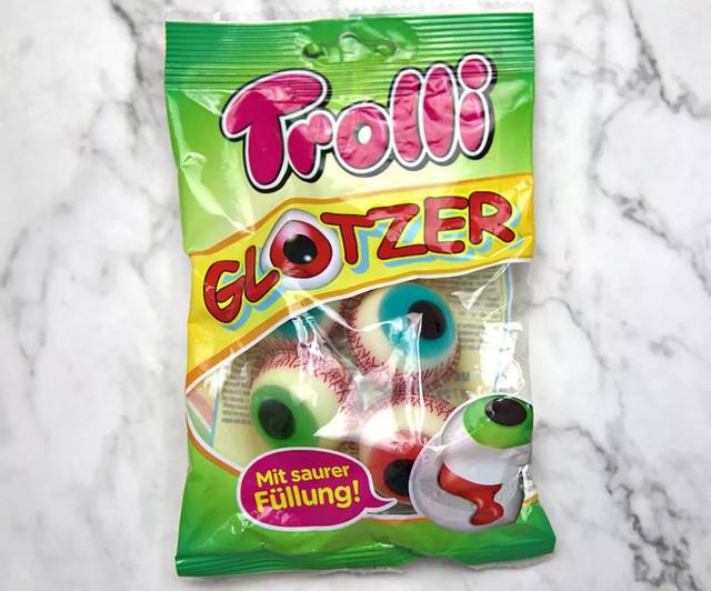 一包里面有四颗眼球糖,兵乓球大小,逼真的瞳孔加上红血丝, 看上去有点