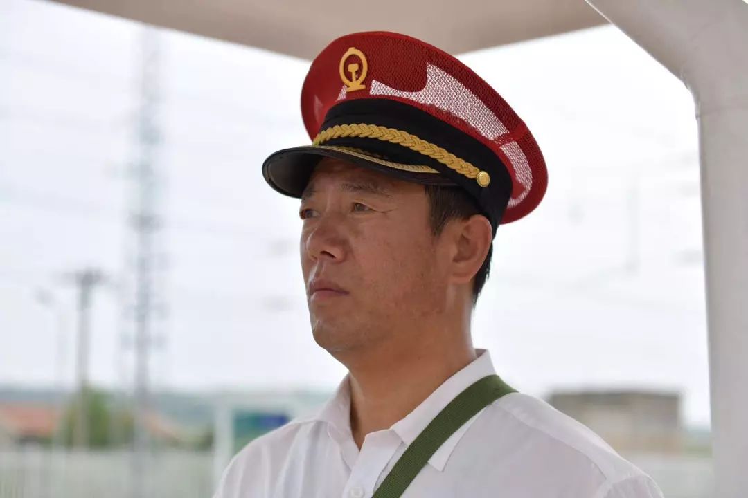 ""双手下垂并拢,立正,等待列车进入口呼完毕,他转向列车方向"k7562次