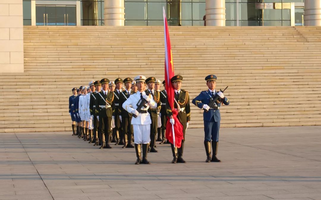 国旗守护有我在,临沂大学前来报到!