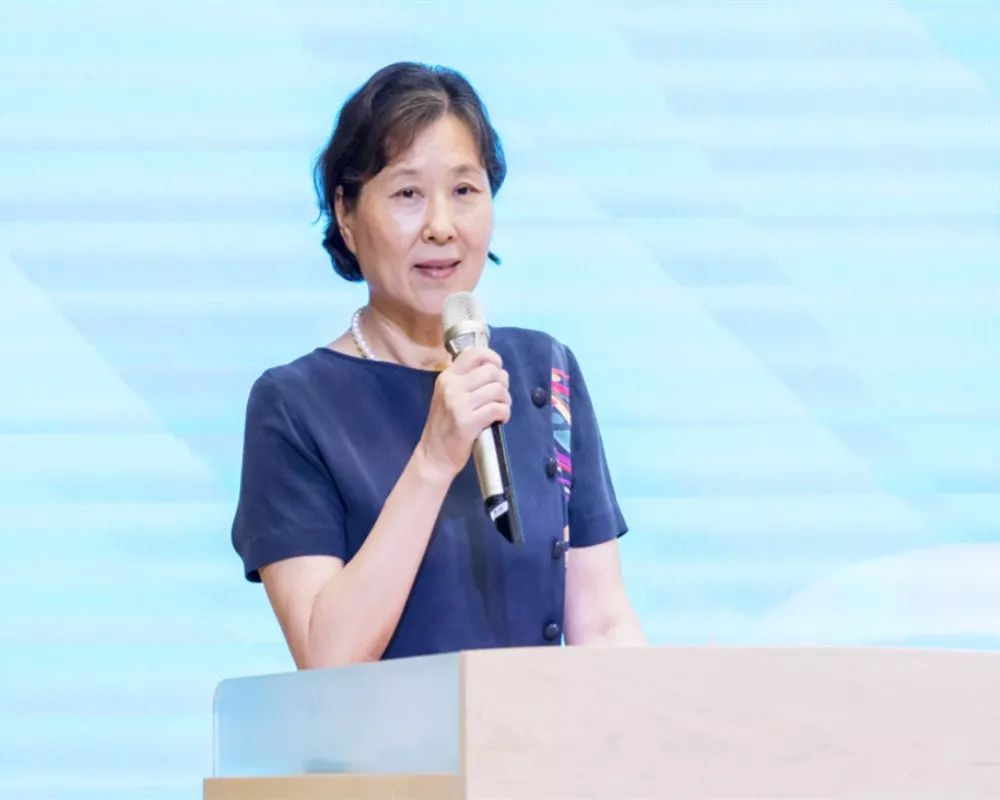 别眨眼~一起来看开幕式的精彩环节南京市新闻出版局专职副局长郑玲玲