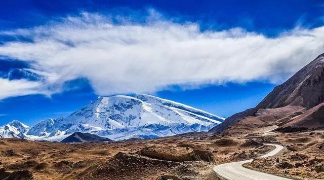 沿途不是壁立千仞的冰峰雪嶺,就是懸崖峭壁的高山峽谷.