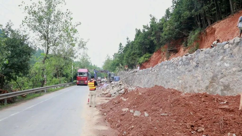 仁城看点安仁公路顶烈日战高温修复水毁公路保畅通