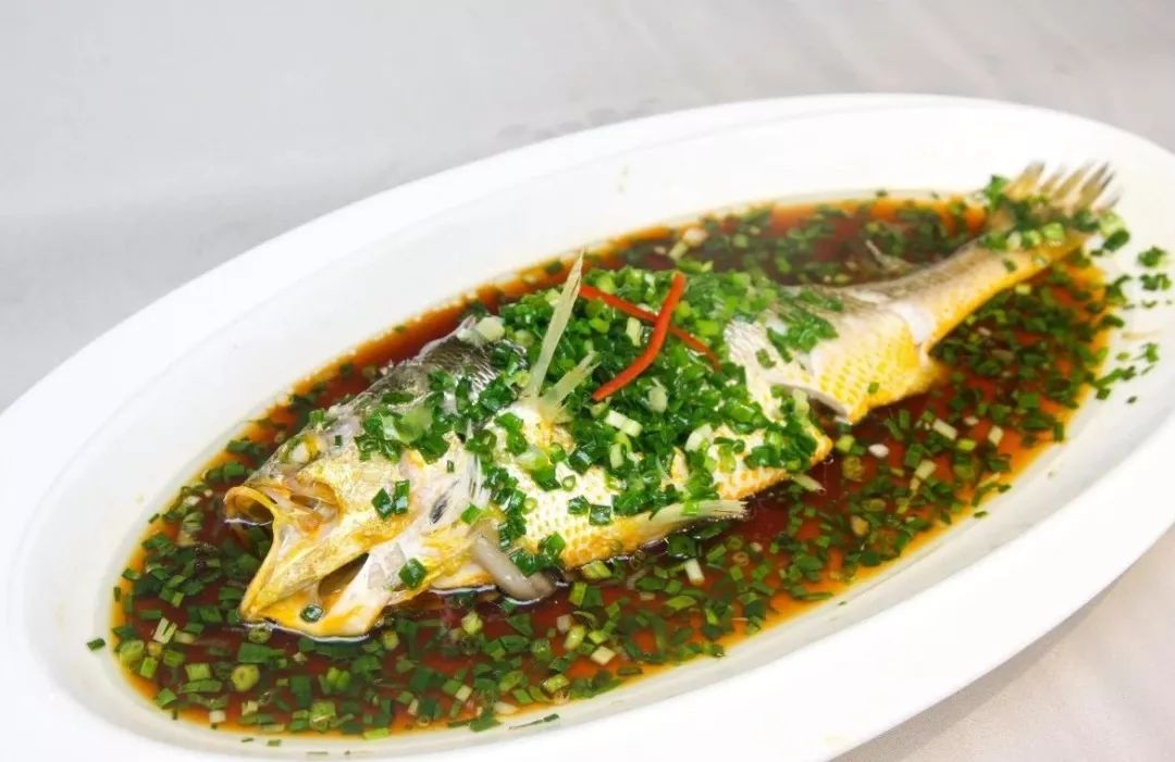 网油黄鱼等,但在追求"口味清鲜,淡而不薄"的"瓯菜"里,还是传统的葱油